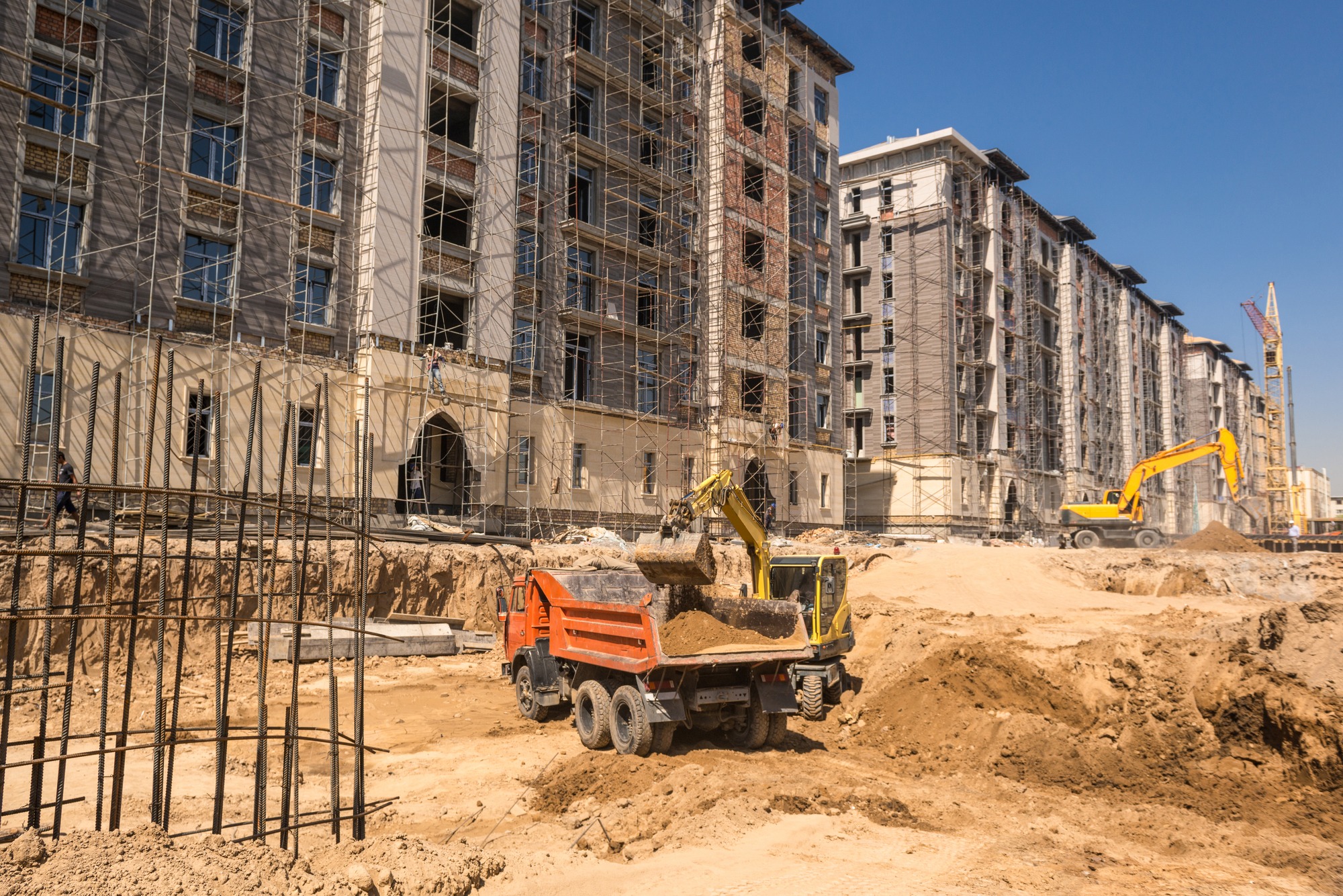 The excavator loads the land into the dump truck